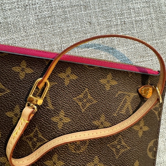 Authentic Louis Vuitton pouch/wrislet in excellent condition - Picture 2 of 10